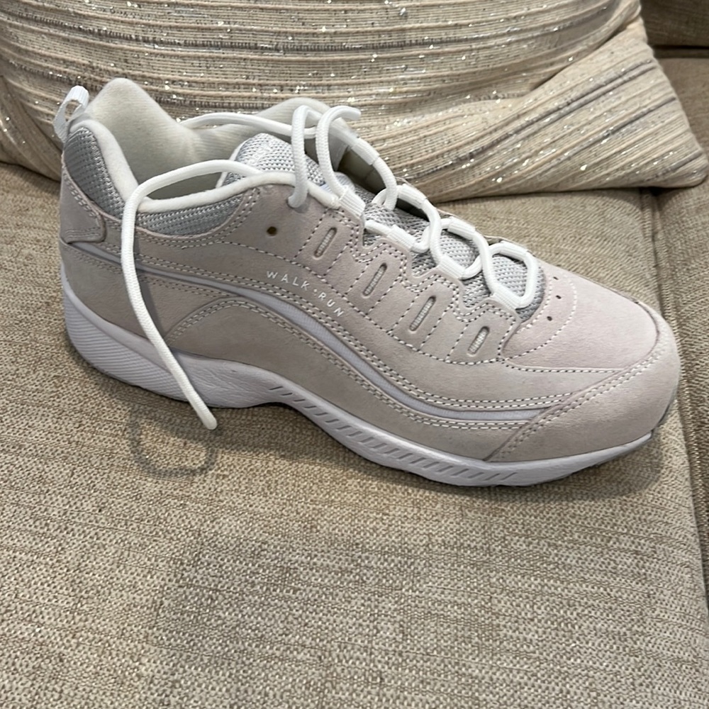 Easy Spirit Seromy size 8.5W. Light grey. Never worn.